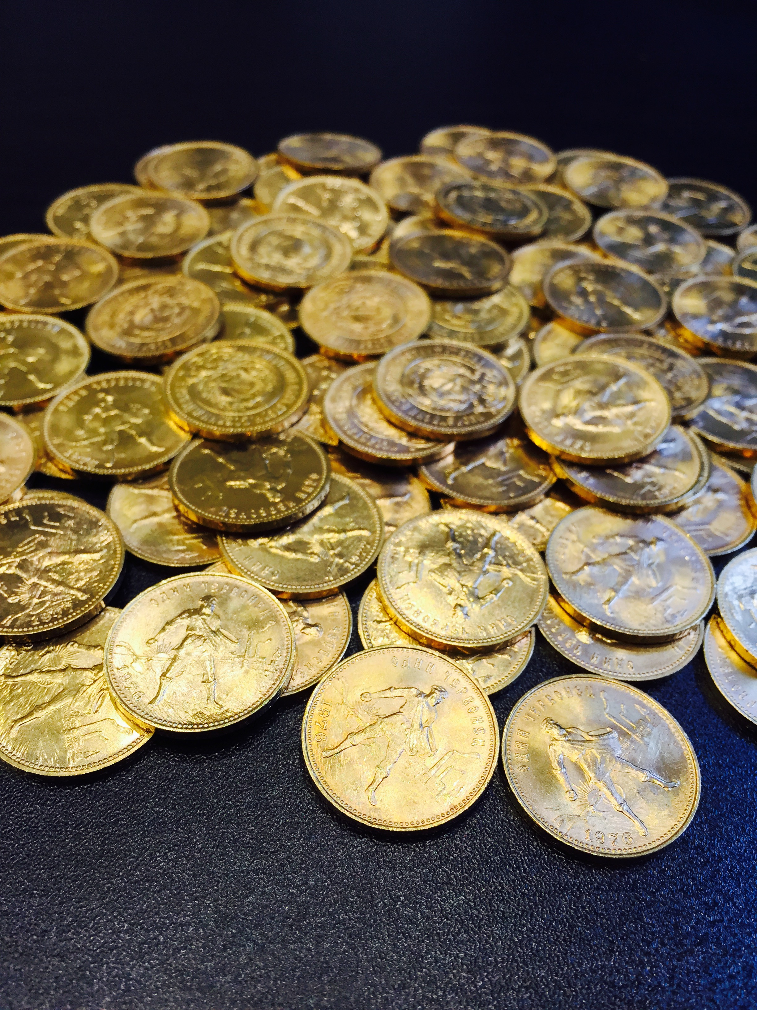 Золотой дом монеты инвестиционные. Золото монеты. Современные золотые монеты. Золотые деньги. Золотая Монетка.